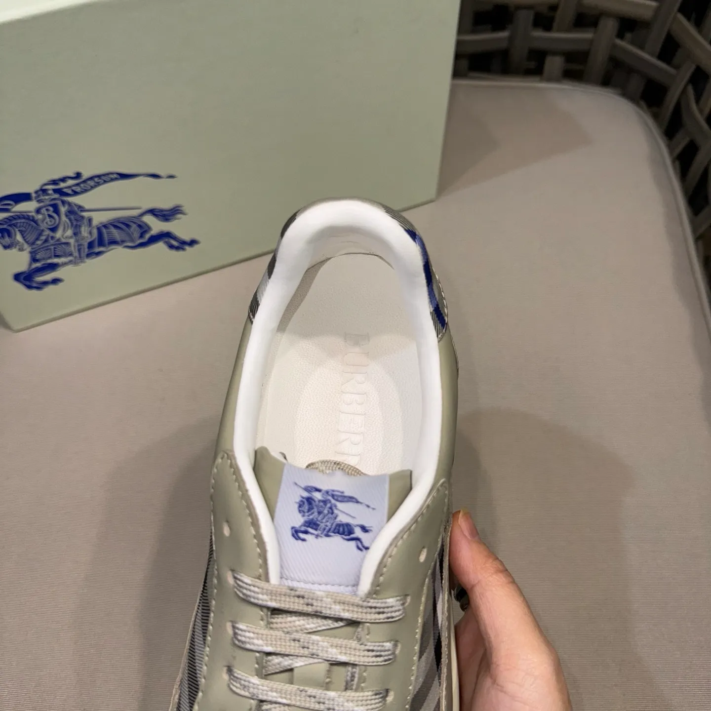 [Burberry] Top P: 680💰Size: 38-44 (45.46 custom-made) Burberry official website synchronized men's classic low-top sneakers | Made of original first-layer cowhide | Decorated with renewed brand logo | First-layer cowhide lining | Heel decorated with Burberry letter embossed logo | Original TPU outsole.